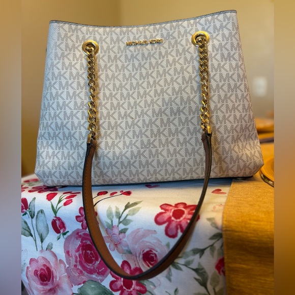 Michael Kors Monogram Teagan Wallet in White and Gray Set - Picture 1 of 14